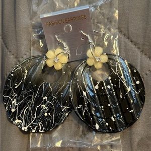 Earrings Black & White with little flowers and diamond - NEW